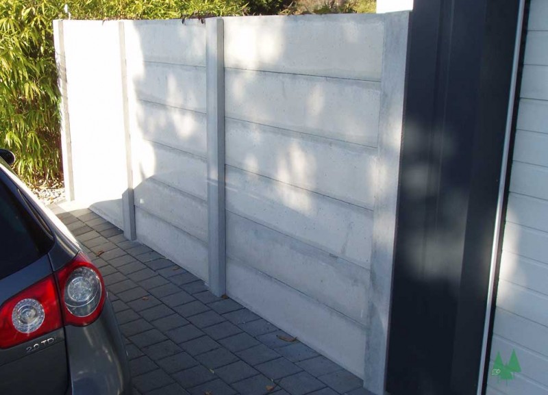 Sichtschutz aus Betonbrettern – Kaderli AG – Gartenbau